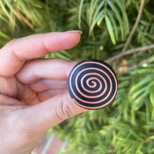 Artisan crafted swirl ring sz 6

Wooden/ plastic material